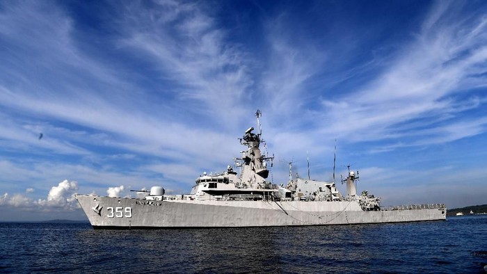 Dansatgas Indonesia Maritime Envoy-19B Kolonel Laut (P) Himawan (tengah) bersama sejumlah perwira dan prajurit TNI AL awak KRI Usman Harun-359 berpose dengan latar KRI Usman Harun setibanya di Kupang, NTT.