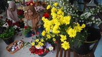 Permintaan buket bunga yang dijual mulai Rp15 ribu-Rp25 ribu per buah juga meningkat dibandingkan hari biasa hanya 15 buket saat ini bisa mencapai 30-50 buket bunga. ANTARA FOTO/Syaiful Arif.
