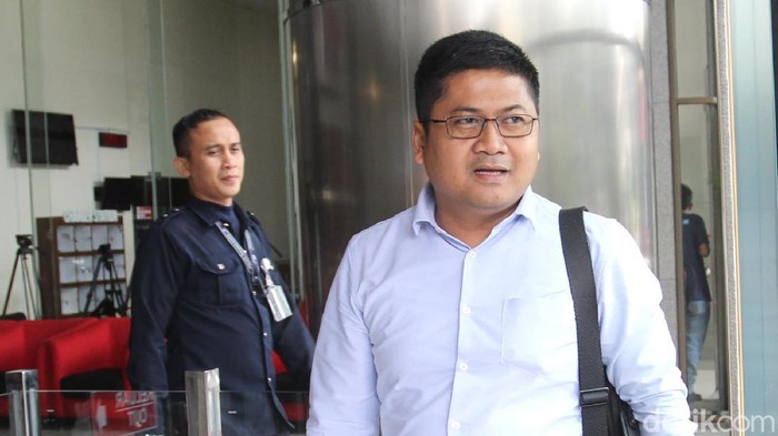 KPK Periksa Kepala Sekretariat DPP PDIP KPK memeriksa Kepala Sekretariat DPP PDIP Yoseph Aryo Adhi Dharmo. Adhi Darmo diperiksa sebagai saksi dengan tersangka eks Komisioner KPU Wahyu Setiawan.