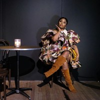 Pakai gaun dengan rancangan heboh, wajah Nicki Minaj dipulas makeup bernuansa nude dan riasan mata bold. Foto: Jamie McCarthy/Getty Images