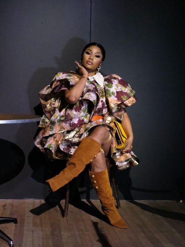 Pakai gaun dengan rancangan heboh, wajah Nicki Minaj dipulas makeup bernuansa nude dan riasan mata bold. Foto: Jamie McCarthy/Getty Images