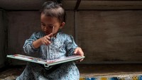 Pasalnya, lewat membaca buku, anak-anak tersebut tak perlu mengeluarkan uang banyak maupun jauh-jauh berkelana ke berbagai negara untuk mengetahui dunia, karena melalui buku mereka dapat mengetahui berbagai peristiwa yang pernah terjadi maupun sedang terjadi di berbagai belahan negara di dunia.