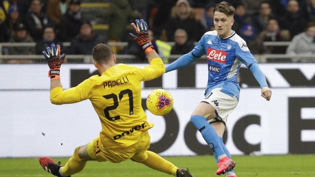 Percobaan gelandang Napoli, Piotr Zielinsk, ke gawang Inter Milan. (