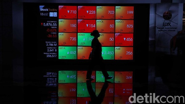 Pengunjung berada di sekitar layar pergerakan Indeks Harga Saham Gabungan (IHSG) di Bursa Efek Indonesia (BEI) Jakarta, Kamis (13/2). Indeks Harga Saham Gabungan (IHSG) di Bursa Efek Indonesia (BEI) hari ini pukul 12.00 menurun-0,67% ke posisi 5,873,30. Pergerakan IHSG ini masih dipengaruhi oleh sentimen atas ketakutan pasar akan penyebaran wabah virus corona.