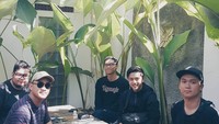 Selain kompak dengan istri, Febrian juga selalu kompak dengan rekan satu bandnya, HIVI. Bahkan sebelum manggung, mereka sering nongkrong bareng di kafe. Seperti pada momen manggung di Pekalongan ini. Foto: Instagram @febriannindyop
