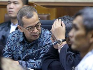 Ekspresi Emirsyah Satar saat Jalani Sidang Lanjutan