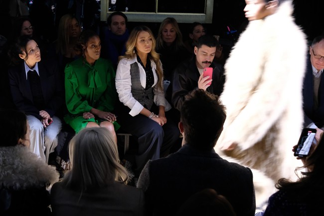 Fashion show Michael Kors bertaburan bintang Hollywood. Tampak aktris Julia Louis-Dreyfus, Issa Rae dan Blake Lively duduk di front row. (Foto: Jamie McCarthy/Getty Images for Michael Kors)