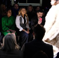 Fashion show Michael Kors bertaburan bintang Hollywood. Tampak aktris Julia Louis-Dreyfus, Issa Rae dan Blake Lively duduk di front row. (Foto: Jamie McCarthy/Getty Images for Michael Kors)