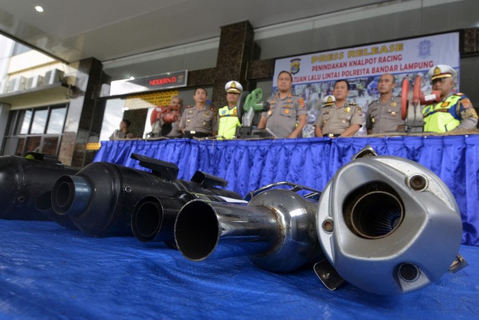 Pemusnahan Knalpot Brong Polresta Padang dan Poresta Bandar Lampung menyita dan memusnahkan knalpot brong yang bikin bising. Pemusnahan dengan cara dipotong menggunakan mesin.