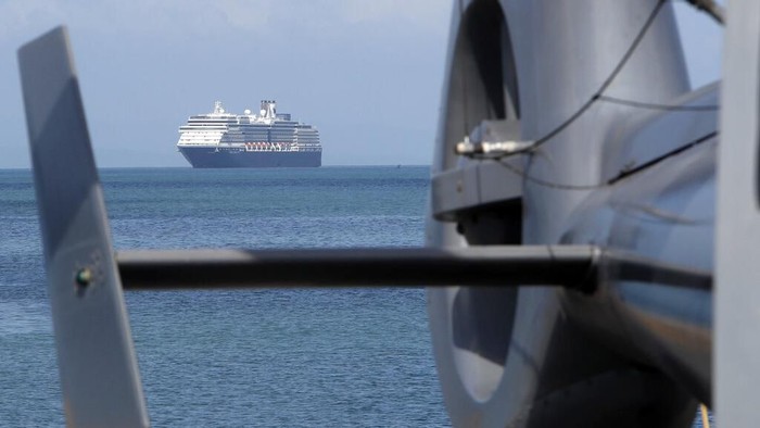 Kapal pesiar Westerdam akhirnya berlabuh di Kamboja. Kapal pesiar ini sebelumnya sempat ditolak berlabuh di 5 negara akibat kekhawatiran terkait virus corona