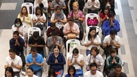 Sejumlah warga hadir untuk melantunkan doa di pembukaan kembali pusat perbelanjaan Terminal 21 di Korat, Nakhon Ratchasima, Thailand.