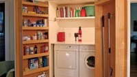 Siapa sangka di balik lemari ini ternyata merupakan tempat laundry. Keberadaan tempat laundry yang ada di dalam lemari itu tentunya mampu mengurangi keberadaan barang-barang yang membuat ruangan kecil semakin terlihat sempit. Istimewa/Dok. Boredpanda.
