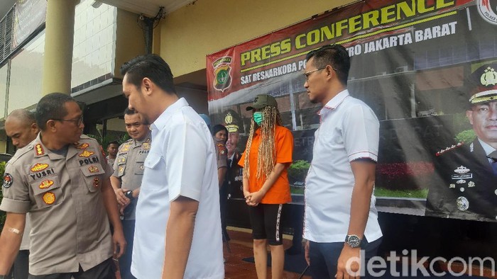 Lucinta Luna menangis di Polres Jakbar (Febriyantino/detikcom)