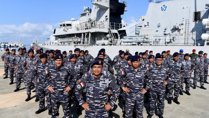 Dansatgas Indonesia Maritime Envoy-19B Kolonel Laut (P) Himawan (tengah) bersama sejumlah perwira dan prajurit TNI AL awak KRI Usman Harun-359 berpose dengan latar KRI Usman Harun setibanya di Kupang, NTT.