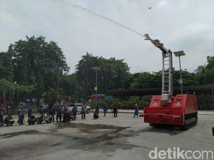 Damkar DKI pamerkan robot Dok-ing MVF-U3 senilai Rp 37,4 miliar.