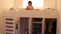 Desain kamar anak seperti ini juga cocok bagi keluarga yang memiliki rumah dengan kamar kecil. Tempat tidur yang berada di atas lemari, laci mainan, dan laci penyimpanan lainnya membuat kamar anak tak penuh diisi dengan barang-barang besar. Meski begitu, bagian pinggir kasur jangan lupa dipasangi pembatas yang cukup tinggi ya. Hal itu dilakukan agar anak tak jatuh apabila sedang tidur maupun bermain di atas kasur yang berada di atas laci tersebut. Istimewa/Dok. Boredpanda.