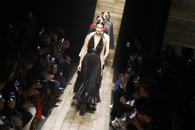 Bella Hadid memimpin barisan model saat finale atau akhir peragaan di fashion show Michael Kors Fall 2020. (Foto: Jamie McCarthy/Getty Images for Michael Kors)