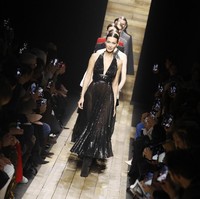 Bella Hadid memimpin barisan model saat finale atau akhir peragaan di fashion show Michael Kors Fall 2020. (Foto: Jamie McCarthy/Getty Images for Michael Kors)