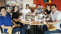Gaya keren Febrian ini banyak mencuri perhatian banyak penggemarnya. Gaya keren tersebut tak hanya terlihat saat dirinya manggung, terapi juga saat berpose kala momen makan-makan seperti ini. Foto: Instagram @febriannindyop