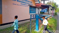 Sekolah itu menjadi ramai diperbincangkan masyarakat usai sebuah video yang merekam aksi para siswa sedang menendang dan memukul seorang siswi di dalam kelas menjadi viral di masyarakat. Diketahui, video berdurasi sekitar 29 detik itu terjadi di SMP Muhammadiyah Butuh di Kecamatan Butuh, Kabupaten Purworejo pada Rabu (12/2) kemarin.