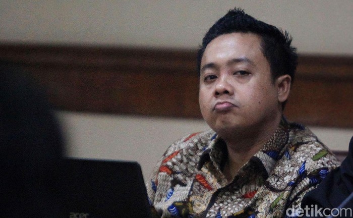 Eks Aspri Kemenpora Cemberut Aja Eks asisten pribadi Menpora Imam Nahrawi, Miftahul Ulum kembali jalani sidang lanjutan di Pengadilan Tipikor, Jakarta.