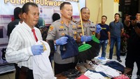 Barang bukti yang diamankan mulai dari seragam sekolah hingga sapu.
