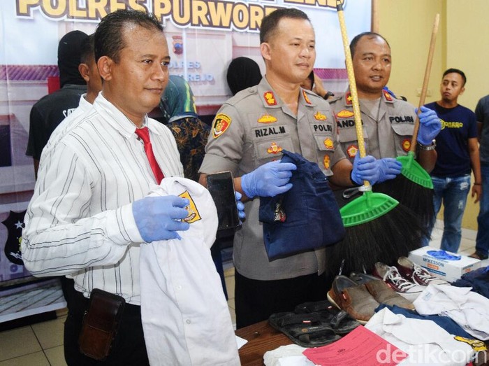 Tiga orang siswa yang terekam kamera memukul dan menendang seorang siswi SMP Muhammadiyah Butuh, Purworejo resmi jadi tersangka. Penetapan tersangka disampikan oleh Kapolres Purworejo, AKBP Rizal Marito di kantornya, Kamis (13/2/2020).