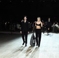 Miley Cyrus tampil dengan wajah fierce saat menjadi model catwalk koleksi busana Marc Jacobs. Miley juga tampak menenteng coat motif zebra saat berjalan bersama model lainnya di New York Fashion Week. Foto: Getty Images