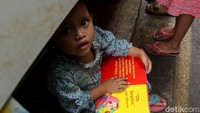 Saat mendatangi taman baca itu anak-anak tersebut langsung memilih buku yang akan dibaca kemudian mencari tempat untuk duduk dan membaca buku pilihannya tersebut.