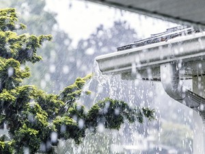 Hujan Deras Disertai Angin Guyur Jakarta Siang Ini
