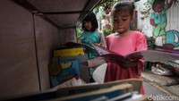 Koleksi buku yang sebagian besar untuk anak-anak membuat anak-anak kecil di kawasan permukiman padat penduduk itu kerap datang untuk membaca di taman baca tersebut.