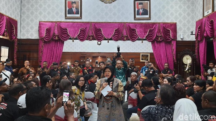 Kasus pengeroyokan Glenn Puttiray (25) hingga tewas menjadi perhatian Wali Kota Surabaya Tri Rismaharini. Ia bertemu organisasi Maluku Satu Rasa (M1R) di rumah dinasnya.