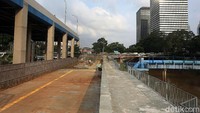 Kawasan itu dahulu hanya rerumputan dan tanah, namun saat ini sudah dibangun taman yang dilengkapi dengan guiding block agar dinikmati seluruh masyarakat.