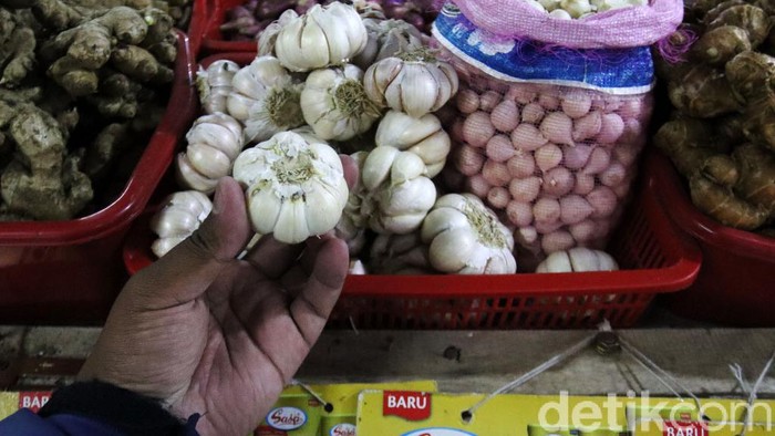 Sempat merangkak naik, harga bawang putih di pasar tradisional Kota Bandung, Jawa Barat berangsur menurun. Di Pasar Kosambi, harga bawang putih saat ini Rp 52-56 ribu. Harga itu, turun dibandingkan sepekan lalu yang tembus ke angka Rp 70 ribu.
