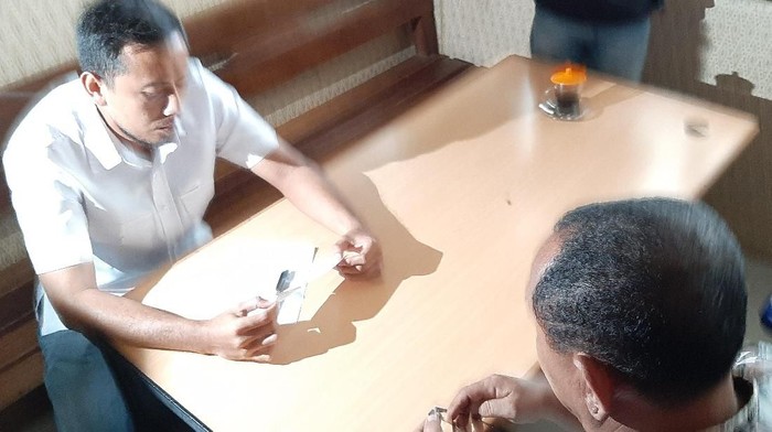 Warga Kota Probolinggo melaporkan seorang kepala desa  ke polisi pada Rabu (12/2) perkara cek yang tak bisa dicairkan. Sang kades kemudian berniat melaporkan balik.