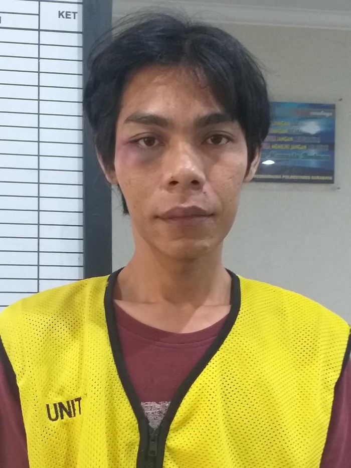 Polisi menangkap seorang pengedar sabu di Surabaya. Ia merupakan pemain gendang yang kerap membawa sabu dari panggung ke panggung dangdut.