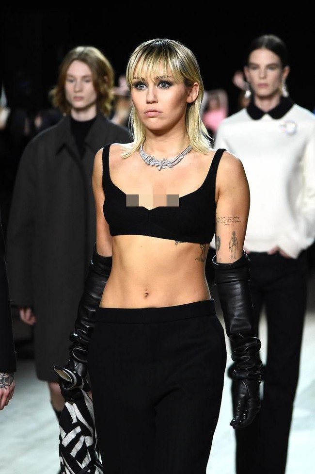 Miley Cyrus diketahui merupakan muse lama Marc Jacobs. Dia pernah menjadi wajah dari brand Marc Jacobs untuk kampanye koleksi musim semi/gugur 2014. Foto: Getty Images