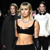 Miley Cyrus diketahui merupakan muse lama Marc Jacobs. Dia pernah menjadi wajah dari brand Marc Jacobs untuk kampanye koleksi musim semi/gugur 2014. Foto: Getty Images