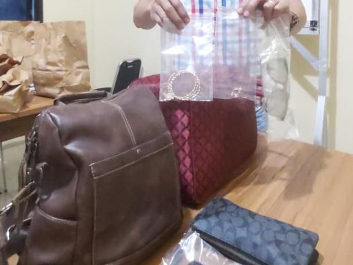 Penampakan barang milik wanita yang meninggal bertumpuk di hotel, Kamis (13/2/2020).