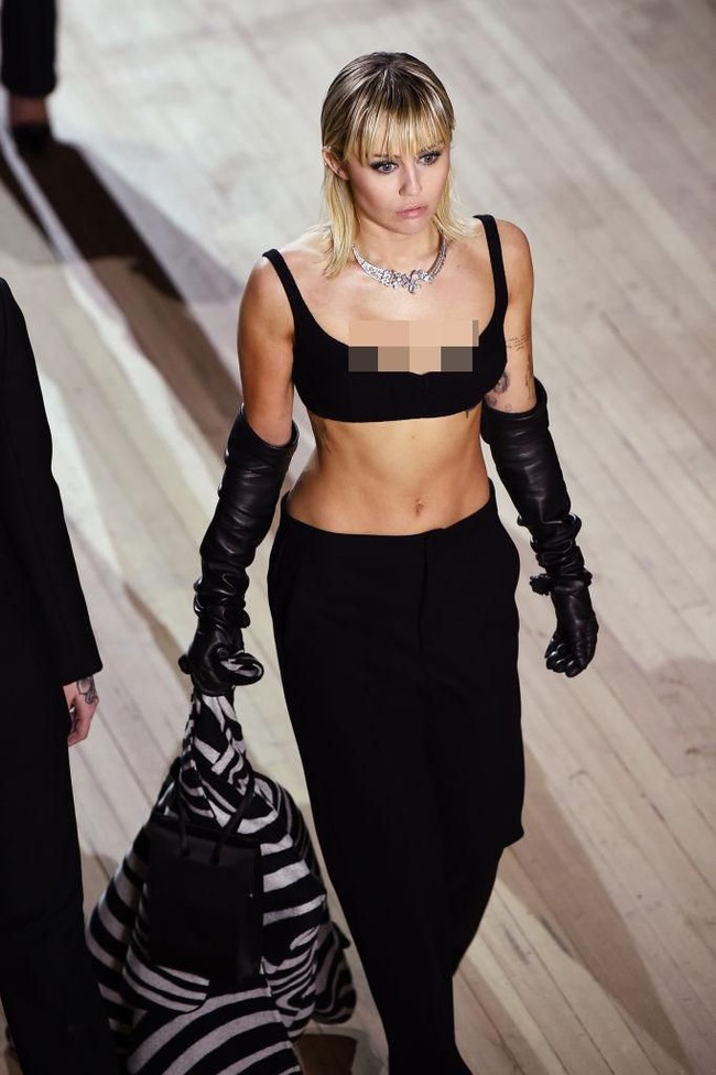 Pada 2019, Miley Cyrus dan Marc Jacobs juga pernah berkolaborasi merilis hodie yang hasil penjualannya disumbangkan untuk Planned Parenthood. Foto: Getty Images