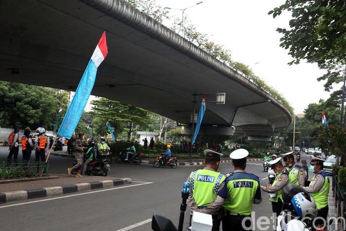 Sejumlah pengendara sepeda motor nekat melawat arah di kolong flyover Kalibata, Jakarta Selatan. Aksi tak tertib berlalu lintas itu dilakukan meski ada polisi yang berjaga.