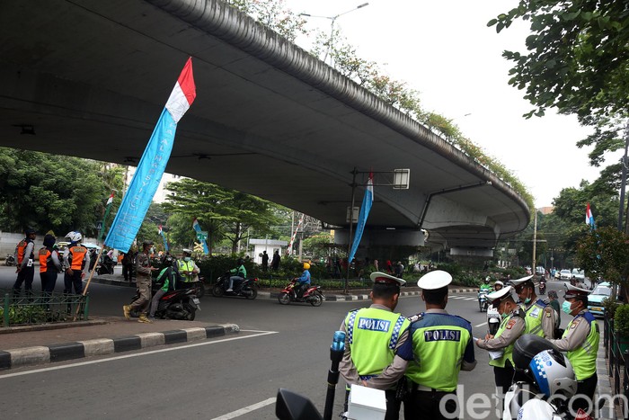 Aksi Pemotor Bandel Lawan Arah Meski Dijaga Polisi Sejumlah pengendara sepeda motor nekat melawat arah di kolong flyover Kalibata, Jakarta Selatan. Aksi tak tertib berlalu lintas itu dilakukan meski ada polisi yang berjaga.