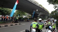 Pemotor yang memotong jalan dari arah Stasiun Duren Kalibata menuju putaran kolong flyover ke arah Kalibata ditilang polisi.