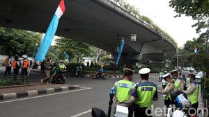 Priiitt... Polisi Tilang Pemotor Nakal di Kalibata
