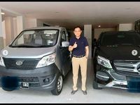 Jonan berpose dengan Esemka Bima yang disandingkan dengan mobil Mercy. 