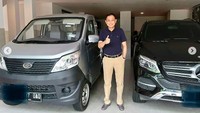 Jonan berpose dengan mobil pikap Esemka yang di sampingnya terparkir salah satu mobil mewah, Mercedes-Benz. Foto: Instagram @ignasius.jonan