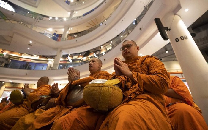 Biksu Gelar Doa Bersama di Lokasi Penembakan Thailand Pusat perbelanjaan Terminal 21 sempat ditutup sementara pasca-penembakan brutal di Thailand. Puluhan biksu gelar doa bersama di mal yang kembali dibuka itu.