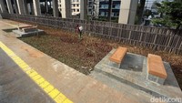 Di samping tangga itu juga dibuat wadah tanaman atau pepohonan yang dibuat dengan konsep tangga.
