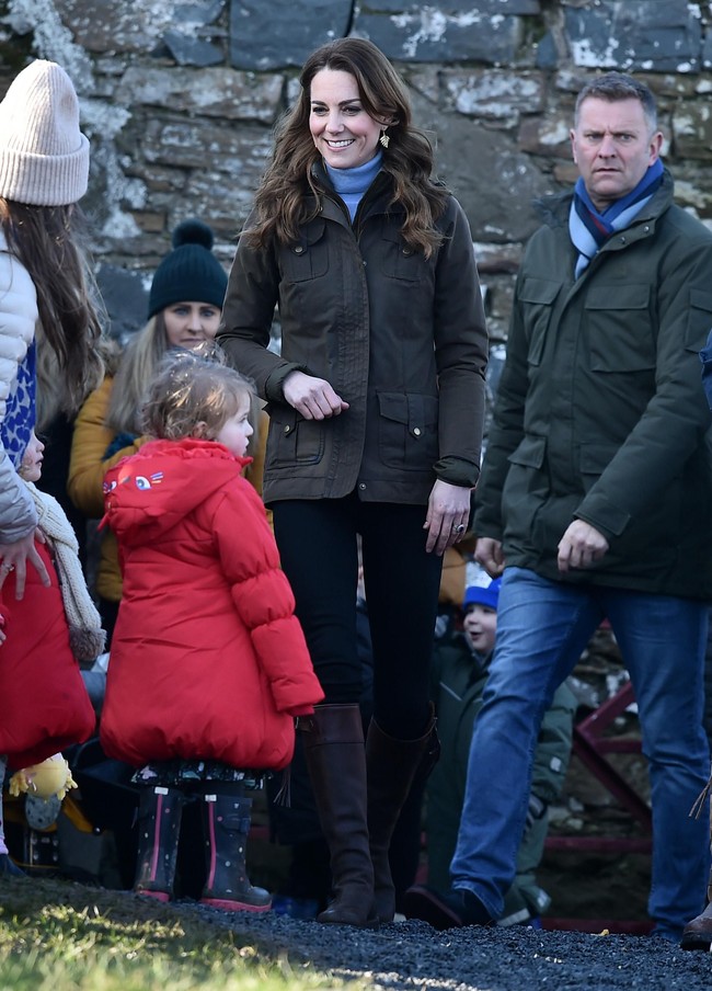 Dalam kesempatan tersebut, Kate Middleton mengandalkan gaya yang lebih kasual. Turtle neck biru pastel yang dibungkus jaket bergaya parka dari label Barbour menjadi andalannya. Ia lalu memadukannya dengan celana skinny hitam berikut boots tinggi coklat Penelope Chivers favoritnya. (Foto: Charles McQuillan/Getty Images)