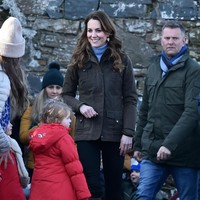 Dalam kesempatan tersebut, Kate Middleton mengandalkan gaya yang lebih kasual. Turtle neck biru pastel yang dibungkus jaket bergaya parka dari label Barbour menjadi andalannya. Ia lalu memadukannya dengan celana skinny hitam berikut boots tinggi coklat Penelope Chivers favoritnya. (Foto: Charles McQuillan/Getty Images)
